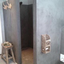 Badkamer afgewerkt met Beal Mortex betonlook