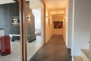 Badkamer, toilet en entree vloer afgewerkt met beal mortex betonlook.