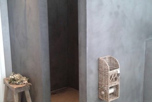 Badkamer afgewerkt met Beal Mortex betonlook