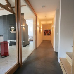 Badkamer, toilet en entree vloer afgewerkt met beal mortex betonlook.